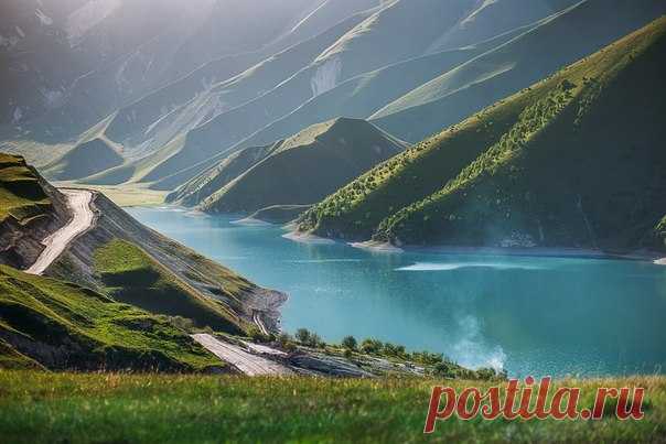 Озеро Кезеной-Ам. Граница Чеченской Республики и Дагестана. Автор фото — Мария Поташникова: nat-geo.ru/photo/user/295919/