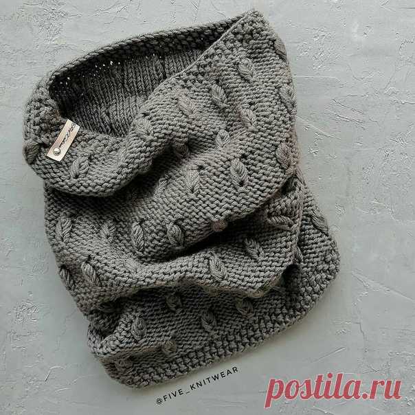 Описание снуда от five_knitwear

Мой снуд связан из #lanagattomidisoft, размер 22 см ширина и 34 см высота. Потребуется 3 мотка. Можно использовать любую пряжу, главное сделать расчеты. 
Итак начнем! 
Спицы 5 мм, вяжем в 2 нити. 
Кратность узора у меня 6 петель. У вас может быть 4.6.8.10 и тд. 
Я набрала 85 петель (84 +1 для смыкания в круг) 
1 - 4 ряд жемчужный узор 
1 ряд 1 лиц 1 изн 
2 ряд 1 изн 1 лиц 
3 ряд как 1 
4 ряд как 2 
5-6 ряд изн петли 
7-10 ряд 1 лиц 5 изн, п...