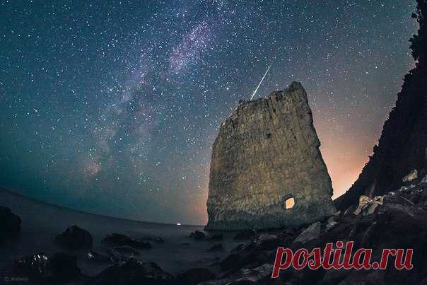 Метеор над скалой «Парус», Краснодарский край. Автор фото — Алексей Скубский: nat-geo.ru/photo/user/121549/ Добрых снов.