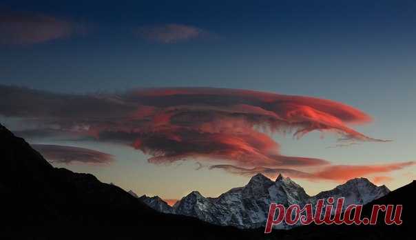 Alla Ganster, автор фото: «После двух недель стабильной погоды в ноябре появились невероятной формы и красоты облака. С утра и до заката они бороздили просторы гималайского неба, а вечером окрашивались уходящим за горизонт солнцем во все оттенки красного». Непал. Добрых снов!