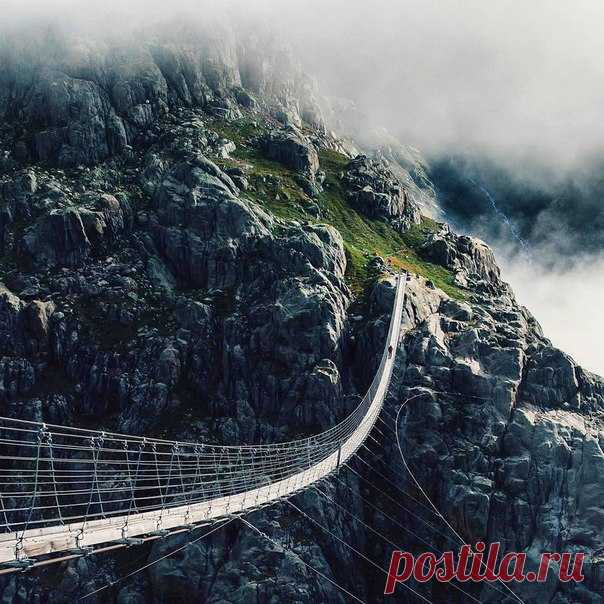 Мост Трифт, #Швейцария@discoverygroup Высота 3041 м и длина 100 м.