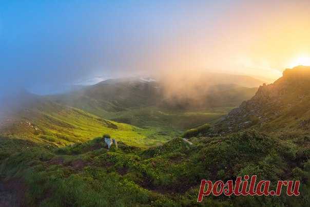 Рассвет под горой Говерлой, Украина. Автор фото — Katja Krasnizkaja: nat-geo.ru/photo/user/118733/