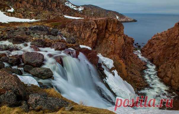 Водопад около села Териберка, Россия. Автор фото — Станислав Казнов: nat-geo.ru/photo/user/24745/