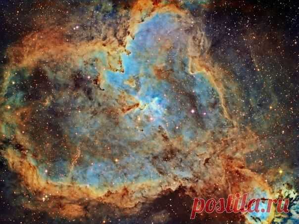 Эмиссионная туманность IC 1805, состоящая из светящегося межзвёздного газа и тёмных пылевых облаков, растянулась почти на 200 световых лет. За свою форму, больше подходящую для дня Святого Валентина, туманность получила имя туманность Сердце. В туманности IC 1805, находящейся на расстоянии около 7 500 световых лет от нас в спиральном рукаве Персея нашей Галактики, рождаются новые звёзды. / Физика невозможного!