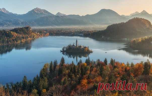 «Осенний Блед». Фотография сделана в городе Блед в Словении. Автор снимка – Сергей Давыдов: nat-geo.ru/photo/user/323654/