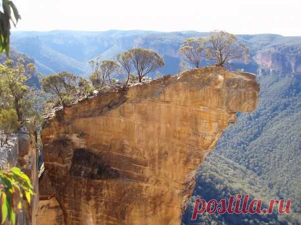 ЖИВОПИСНЫЕ НАВИСАЮЩИЕ СКАЛЫ

Нависающая скала в Австралии

Эта необычная геологическая формация расположена в Долине Гроус - это бурная долина в Голубых горах, что Новом Южном Уэльсе, Австралия. Вывешивание. Огромный, нависающий блок песчаника более чем 100 метров высотой, выдается в Долину Гроус. 

Он отделился от главного утеса, потому создается впечатление, что он вот-вот упадет.