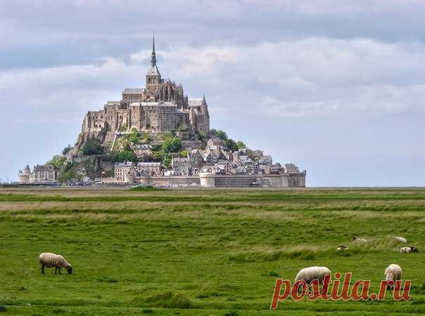 Замок Мон-Сен-Мишель, Франция. Автор фото — Сергей Чернышов, участник нашего фотоконкурса «Путешествие в прошлое c Туту.ру»: bit.ly/ngpast