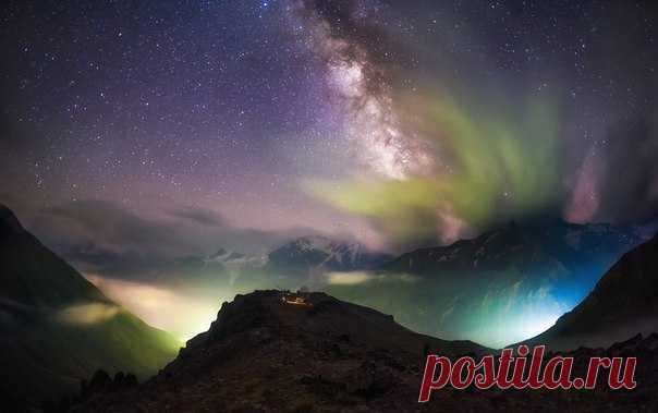 Обсерватория Пик Терскол. Приэльбрусье, Россия. Автор фото — Евгений Триско: nat-geo.ru/photo/user/15920/ Спокойной ночи.