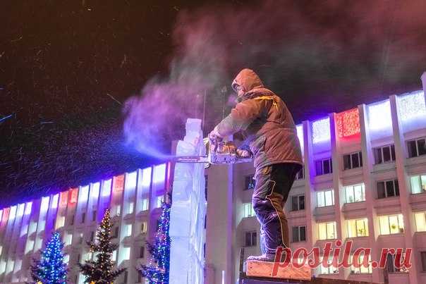 «Вырезание ледяных фигур на главной площади Архангельска иногда превращается в сказку, и можно увидеть северное сияние изо льда», – рассказывает автор снимка Андрей Паршин: nat-geo.ru/photo/user/164226/