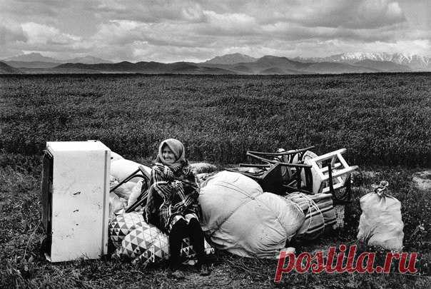 Жительница Армении сидит со всем своим имуществом, Азербайджан, 1991г