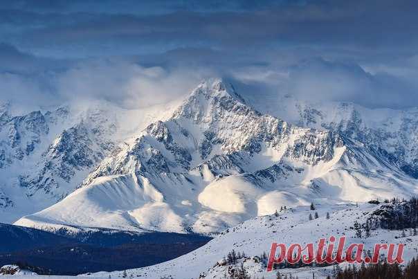 Утро на Северо-Чуйском тракте, Алтай. Автор фото — Дмитрий Купрацевич: nat-geo.ru/photo/user/114930/