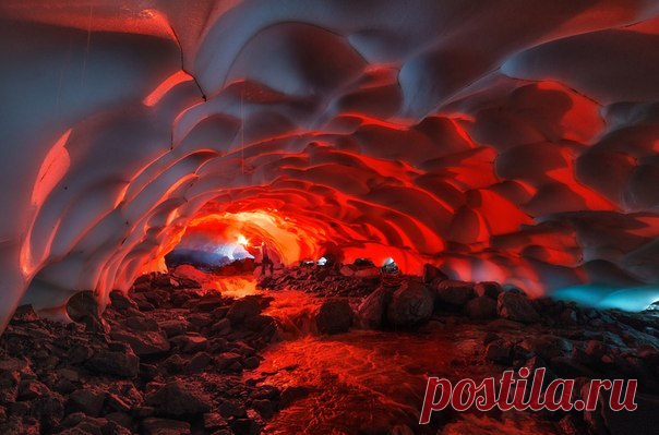 Ледяная пещера на склоне Мутновского вулкана, Камчатка. Автор фото — Андрей Грачев: nat-geo.ru/photo/user/17584/