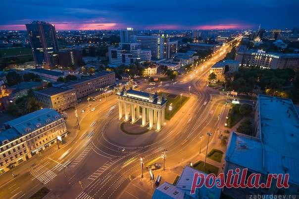 Московские ворота, Санкт-Петербург. Автор фото — Станислав Забурдаев: nat-geo.ru/photo/user/294453/