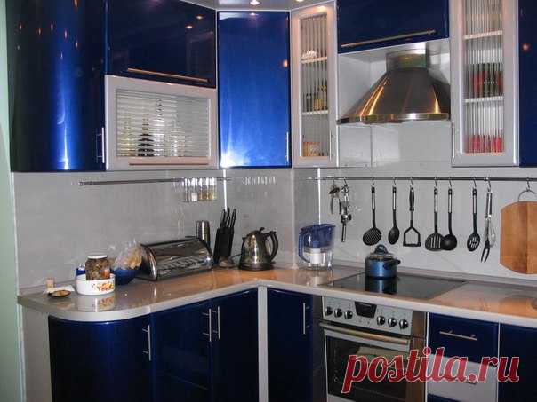 Компактная кухня синего цвета