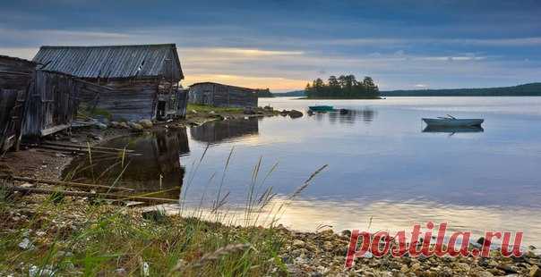 Рассвет в посёлке Чупа, Карелия. Автор фото: Алексей Мараховец.