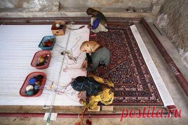 Вот как делаются эти персидские ковры. Всё вручную!
