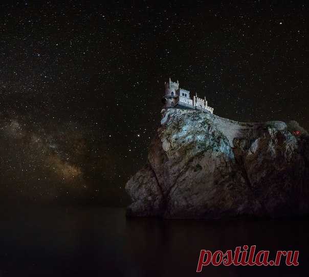 Ласточкино гнездо, Крым. Автор фото — Алексей Гомозов: nat-geo.ru/photo/user/280871/ Добрых снов!