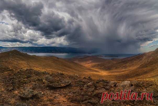 Дождь над островом Ольхон, Байкал. Автор фото — Альберт Беляев: nat-geo.ru/photo/user/41393/