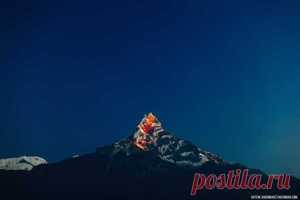 Гималаи, Непал. Пик Мачапучаре на рассвете. Автор снимка – Артем Жушман: nat-geo.ru/photo/user/24539 Доброе утро!