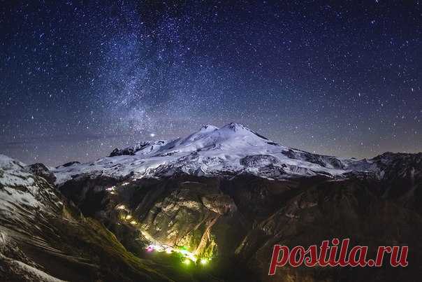 Ночной Эльбрус, Россия. Автор фото: Михаил Самарин. Спокойной ночи.