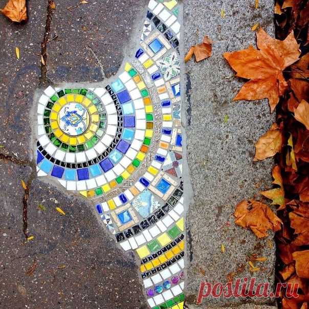 Ремонт трещин и отвалившейся штукатурки от французского уличного художника Эмемем с помощью яркой мозаики