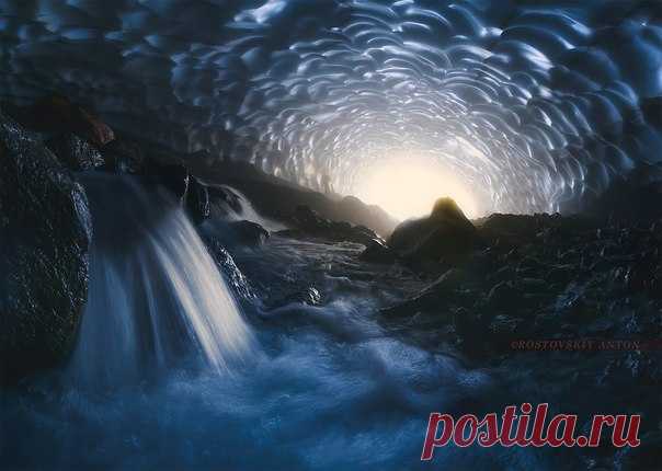 Антон Ростовский, автор фото: «К конце лета почти весь снег растаял, а под самыми большими снежниками образовались такие пещеры с маленькими водопадами. Недалеко от вулкана Мутновский».