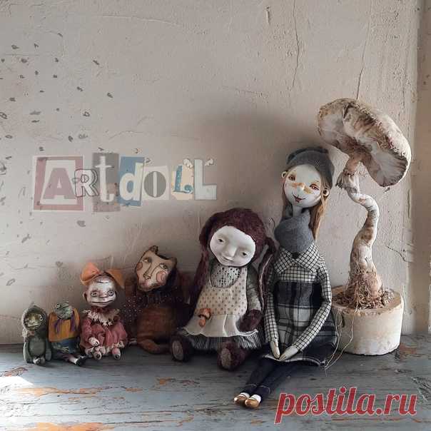 Моя небольшая семейка авторских кукол (котики, мишки, жабки и даже палочки с намёком на одежду считаются куклами )

Авторы любимок слева направо
@lenakuzub
@alisa_galler
Показать полностью...