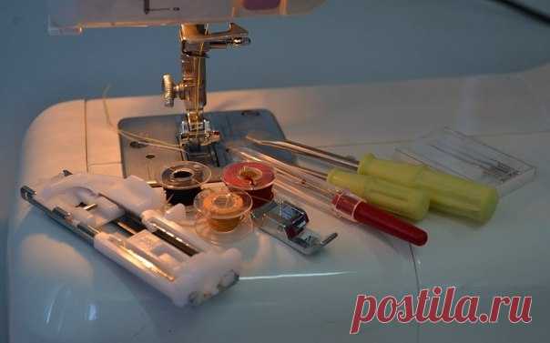 #sewingschool_useles 

● НЕПОЛАДКИ, НЕИСПРАВНОСТИ ШВЕЙНЫХ МАШИН 

Основные, типичные неисправности и неполадки в работе швейных машин: плохая строчка, обрыв нитки, поломка иглы. 
Пропуск стежков в строчке швейной машины и оверлока появляется, если используются некачественная, неподходящая по толщине нитка, игла. Величина зазора между иглой и носиком челнока (петлителями в оверлоке) также оказывает влияние на это. 
Такие дефекты, как 