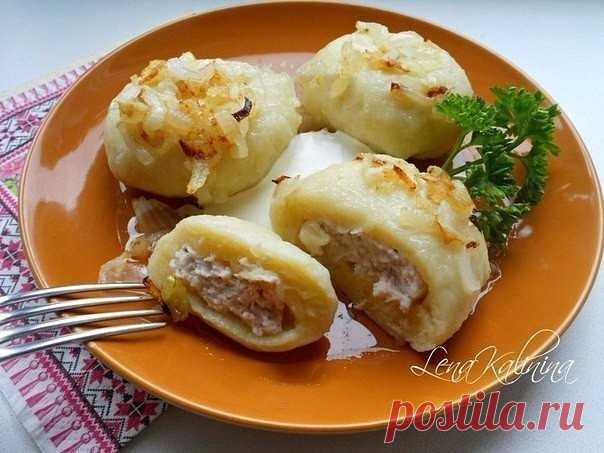 Картофельные галушки с мясом 

Ингредиенты: 
Для теста: 
-картофель - 400 г; 
-мука - 300-350 г; 
-манная крупа - 2 ст. л.; 
-яйцо куриное - 1 шт.; 
-соль - по вкусу. 
Для начинки: 
-филе куриное - 250 г; 
-лук репчатый - 1 шт.; 
-соль, черный молотый перец - по вкусу; 
-вода холодная - 30 мл; 
-сметана - для подачи; 
-жареный лук или сливочное масло - для подачи. 

Приготовление: 
Картофель очистить, порезать, залить водой и поставить на огонь. Довести до кипения, посолит...