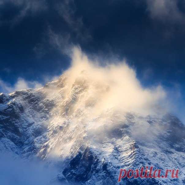 Иван Козорезов, автор фото: «Сильный ветер сдувает облака и снег с освещенной утренним светом гималайской вершины».