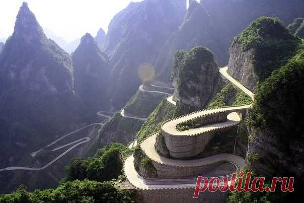 ДОРОГА В НЕБЕСА В КИТАЕ
Дорога в небеса в Китае служит единственным подъездным путём на гору Тяньмэнь. Удивительно, что на строительство такого сложного маршрута ушло всего 8 лет.

Эта дорога входит в список самых опасных дорог мира. Это шоссе носит название Big Gate Road, но в народе её называют просто — авеню в небеса. И дело даже не в высоте, на которую поднимается полотно дороги, а в сложности и количестве завитых поворотов.