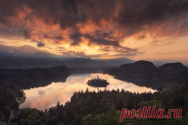 Рассвет на озере Блед, Словения. Автор фото – Дмитрий Купрацевич: nat-geo.ru/photo/user/114930/