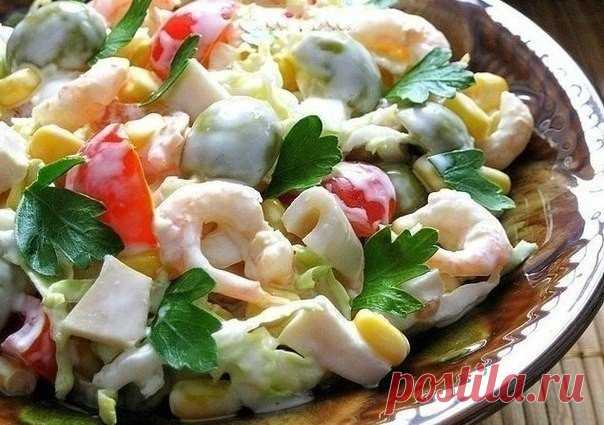 Салат с креветками, кальмарами, оливками и кукурузой / Здоровый аппетит