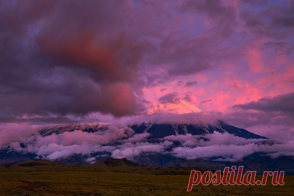 Вулкан Толбачик в последних лучах заката, Камчатка. Автор фото: Алексей Оборотов.