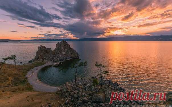 Скала Шаманка на мысе Бурхан. Остров Ольхон, Байкал. Автор фото — Максим Лановой: nat-geo.ru/photo/user/297102/