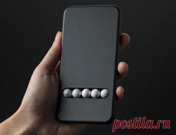 Substitute Phone Гаджет представляет из себя кусок тяжелого высококачественного пластика, в который встроены каменные бусины. По ним можно водить пальцами, якобы имитируя различные жесты.