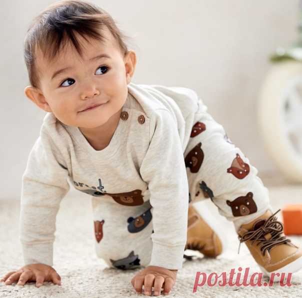 Познакомьтесь с новинками для малышей из нашей осенней коллекции, в которой представлены модели с милыми принтами, выполненные из уютных материалов и теплых оттенков. Они очаровательны, не так ли? 🐥💖 Платье: 0749515 Свитшот и брюки: 0791589 #HMKids