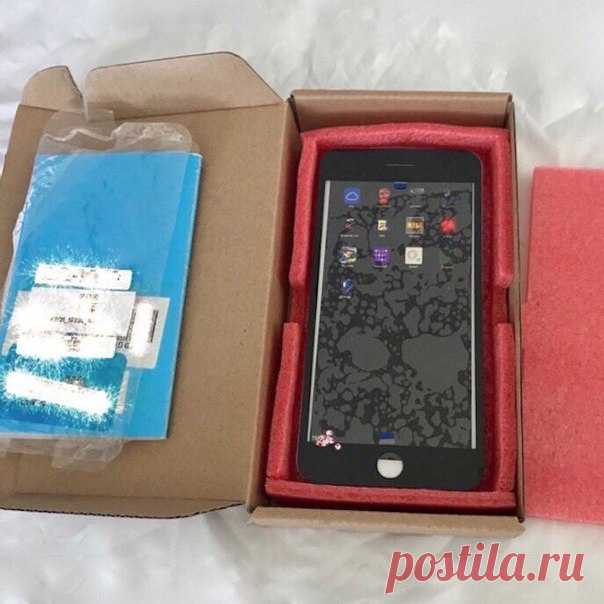 В сеть утекли фотографии прототипа iPhone 8 с необычным дизайном В сеть попали изображения прототипа готовящегося к анонсу смартфона iPhone 8. Фотографии разместил в сети блогер Бенджамин Гескин. стройство в коробке прикрыто специальной защитной пленкой, делающей фронтальную сторону iPhone 8 похожей на то, что мы можем видеть в моделях предыдущего поколения. После снятия пленки перед нами предстает аппарат с безрамочным дизайном, который отличается от предыдущих утечек фотографий iPhone 8. В…