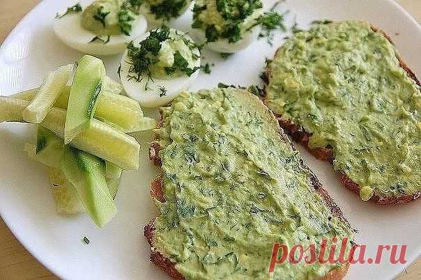 12 ЛУЧШИХ ПАСТ ДЛЯ БУТЕРБРОДОВ: БЫСТРО, ВКУСНО, ПОЛЕЗНО.
1. Из яиц и лука
Натрите на крупной терке вареные яйца, а лук порубите как можно мельче. Размягчите и разотрите масло, смешайте его со сметаной, солью и перцем. Можно также добавить мелконарубленную зелень.
2. Из яиц и сырка «Дружба»
Вареные яйца натрите на крупной терке. Сырок «Дружба» или подобный ему разотрите и тщательно смешайте с творогом в пропорции 2:1. Смешайте яйца, сырно-творожную массу, сметану, соль ...