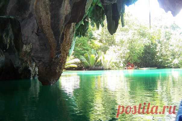 Подземная река Пуэрто-Принсеса
Подземная река Пуэрто-Принсеса считается одной из самых посещаемых природных достопримечательностей Филиппин. Кроме этого, она официально признана самой длинной подземной рекой в мире. 
Несмотря на то, что путь до этой достопримечательности Филиппин отнюдь не близкий, туристы все же едут сюда толпами. Подземная река Пуэрто-Принсеса располагается на острове Палаван, примерно в 50 км от одноименного города — Пуэрто-Принсеса...