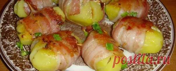 Картошка с начинкой в беконе в мультиварке.
Ингредиенты:
Картошка - 4 шт.
Бекон - 2 полоски на каждую половинку картофеля
Начинка (у меня всего было около 100 гр. начинки):
Колбаса
Сыр
Приготовление:
Готовим начинку: мелко режем колбасу, сыр из нарезки (нарезала помельче), перемешиваем.
Готовим картошку: чистим, режем её пополам поперёк и вычищаем серединку.
Кладём начинку в картошку.
Обматываем картошку беконом с двух сторон крест накрест. Наливаем в мультиварку масл...