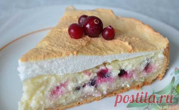 10 РЕЦЕПТОВ ДОМАШНЕЙ ВЫПЕЧКИ ИЗ ТВОРОГА
1. Творожный пирог с брусникой
Тесто: 80 гр масла комнат темпер, 1 яйцо, 0,5 ч л гаш соды, 1 ст л сахара, 1 ст муки.
Замесить, убрать в холод на 30 мин.
Творожная начинка: творог 9% 500 гр, 0,5 ст сахара, 2 яйца, 1 ст л манки, 100 гр сметаны,ванилин 1/3 ч л.
Тщательно перемешать.
Суфле: 3 белка взбить с 3 ст л сахара и щеп соли.
Тесто выложить в форму d~23 cм, сделать бортик, присыпать манкой, выложить ягоды, посыпать сахаром, вы...