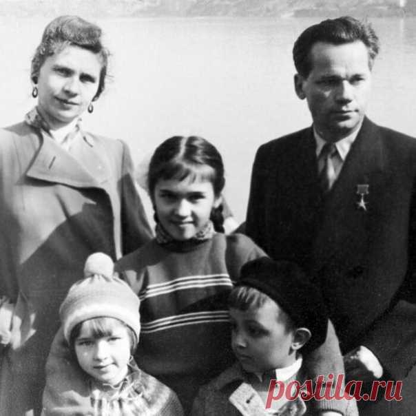 Когда в 1990-е годы Михаил Калашников стал впервые появляться на публике, люди просто не могли поверить в то, что он – настоящий. Многие даже пытались дотронуться до него в желании убедиться: он существует на самом деле! 25 лет конструктор трудился в обстановке строжайшей секретности, а о семье его, вполне естественно, не было никакой информации. Сам Михаил Тимофеевич говорил, что счастье всей жизни нашёл благодаря известному на весь мир АК.
http://kaleidoscopelive.ru/plan...