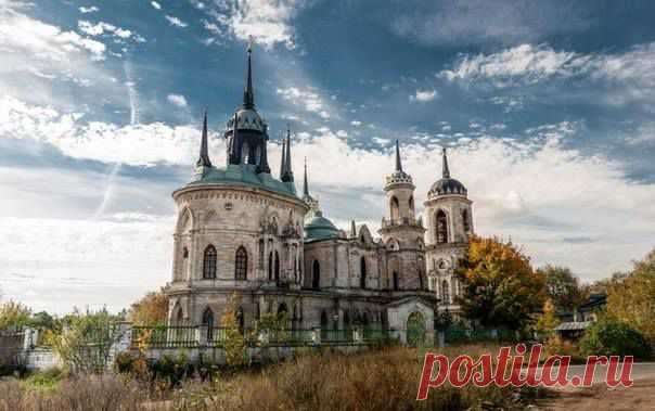 8 архитектурных шедевров Подмосковья Идеи для культурного отдыха с семьей. 5. Усадьба Быково Очень красивая и известная в прошлом усадьба, построенная фаворитом Екатерины II, московским генерал-губернатором Измайловым. Все строения выдержаны в стиле масонской архитектуры, к ордену которых относился и сам Михаил Измайлов.
