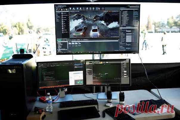 Для рекламы моторного масла Castrol Edge гонщик Formula Drift Мэтт Пауэрс и бывший Стиг из Top Gear поучаствовали в гонке с виртуальной реальностью. При том, что на самом деле водители находились на разных треках, они видели перед собой одну трассу — с отвесными обрывами, резкими поворотами и огненными вспышками.