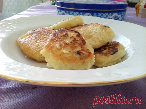 ОЛАДЬИ ИЗ ПШЕНА С ИЗЮМОМ. Автор фото-рецепта Ольга Глухова.
Пшено промыть и отварить до готовности (должна получиться каша), добавить сахар и ванилин, пробить блендером до однородности. Получается очень вкусный ванильный крем! Можно использовать как начинку для выпечки. Я добавила горсть изюма, пару ложек муки и чуть-чуть разрыхлителя. Пекла как обычные оладьи на растительном масле. Ангела за трапезой!
