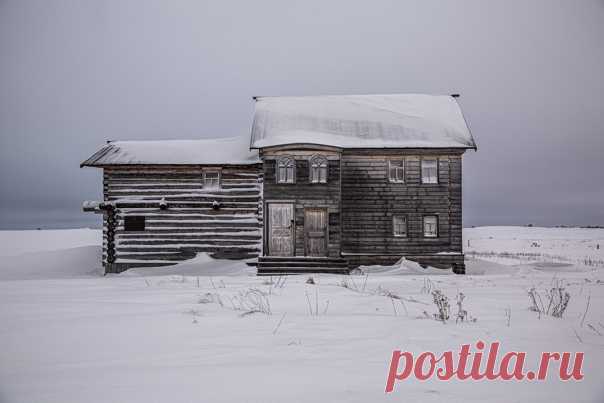 «Приданое» «Этот дом в деревне Устье (Заполярный район НАО) срубил местный крестьянин Михаил Сумароков. Известно, что дом строился в качестве будущего приданого дочери Сумарокова, умершей в середине 1950-х в возрасте 90 лет, а значит постройку возвели не позднее 1870-х», – рассказывает фотограф Дмитрий Дзюин: nat-geo.ru/community/user/229293