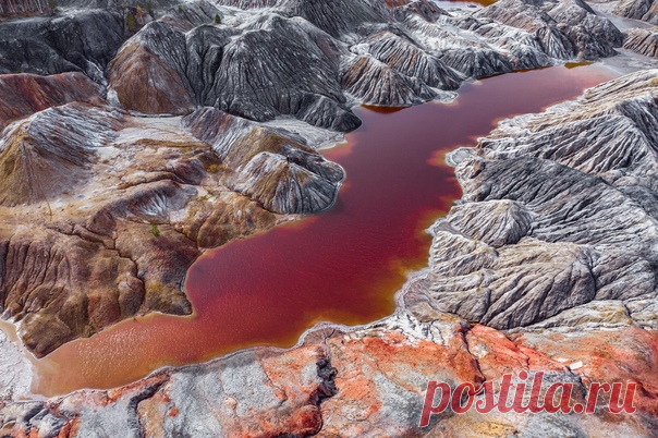 «Уральский Марс» «Это карьер по добыче огнеупорных глин с резервуаром воды красного оттенка. Такой цвет воде придает пирит. Этот неземной пейзаж полон красочных текстур, особенно сверху. Осадки промывают склоны, отчего это место и испещрено таким большим количеством борозд», – рассказывает автор фото Артур Канатов: nat-geo.ru/community/user/220306