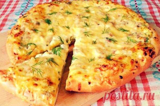 Деревенская пицца
Ингредиенты:
Тесто:
- 250 мл молока
- 2 ст. ложки сахара
- 1 пакетик (11 г) сухих дрожжей
- 125 г сливочного масла (растопить)
- 350-400 г муки
- 1/2 ч. ложки соли
Начинка:
- 250 г творога
- 100 г зелени (у меня зеленый лук и укроп)
- 1 шт (200-250 г)вареного куриного филе
- 100 г сыра соль, черный молотый перец
- 1 ст. ложка манки