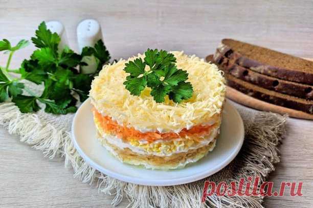Слоёный салат с яблоками, морковью, сыром и яйцами
📌 Ингредиенты:
Яблоко - 120 г
Морковь - 100 г
Сыр твёрдый - 100 г
Лук крымский - 100 г
Яйца - 2 шт.
Соль - 1 щепотка
Сахар - 1 ч. ложка
Майонез - 80 г
📌 Приготовление:
Подготовить продукты.
Яйца залить в кастрюле или сотейнике холодной водой, поставить на большой огонь и после закипания варить 10 минут. Затем кипяток слить, а яйца залить холодной водой для остывания. Воду можно несколько раз поменять, чтобы яйца быстре...